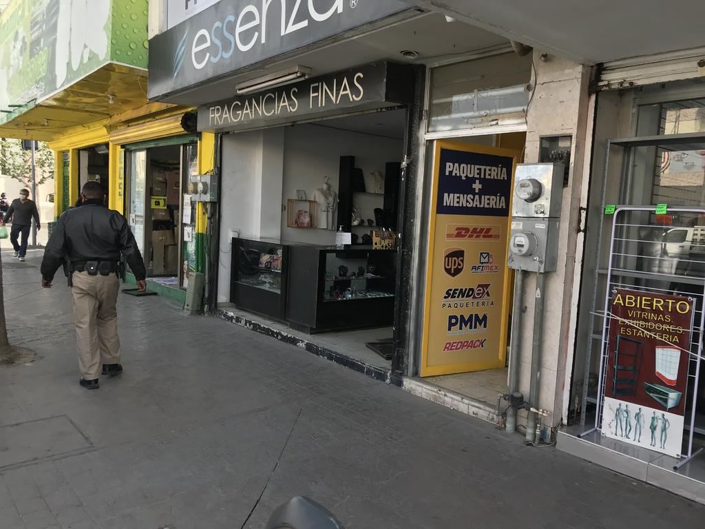 La tarde de este sábado se registró el robo con violencia de una empresa de paquetería ubicada en la zona centro de la ciudad de Torreón; un sujeto armado se apoderó de equipo de cómputo y de más de 50 mil pesos en efectivo. (EL SIGLO DE TORREÓN)