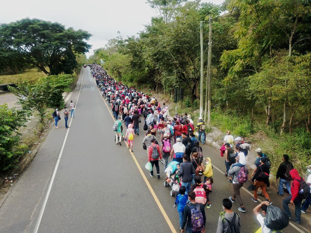 La caravana de migrantes hondureños que entre el viernes y este sábado cruzaron a Guatemala, en ruta hacia Estados Unidos, no pudo ser frenada por las autoridades debido a que las más de 3,000 personas superaron los cordones de seguridad de 300 policías. (ESPECIAL)