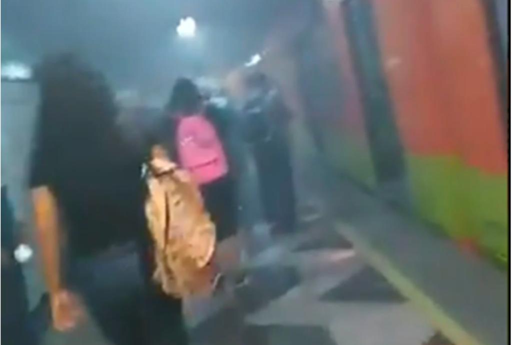 El Sistema de Transporte Colectivo (STC) Metro reportó este sábado que el humo que se registró en la estación Cerro de la Estrella, de la Línea 8, se debió a la presencia de un objeto en la zona de vías, pero no hubo conato de incendio. (ESPECIAL)