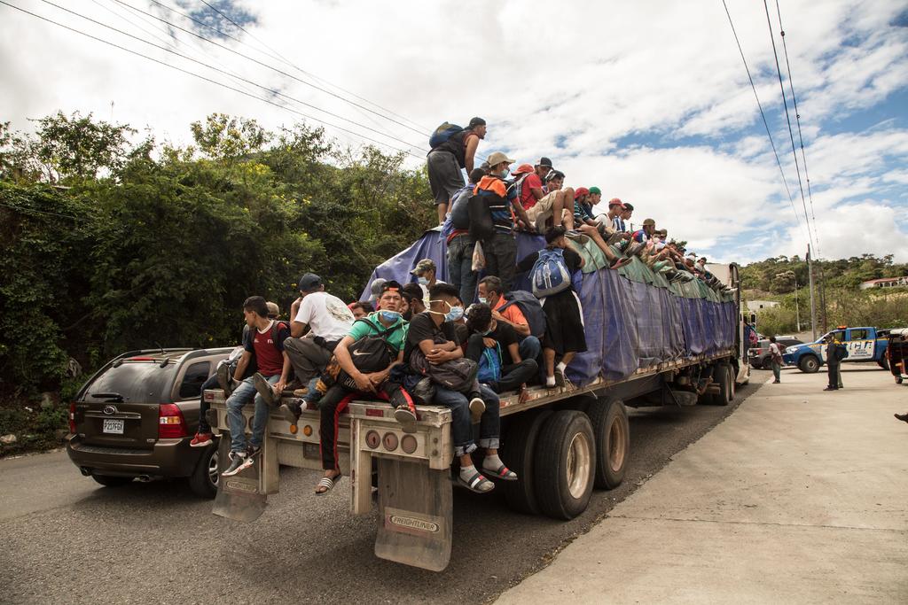 La caravana, dividida en tres grupos de 3,000 personas cada uno entró a Guatemala. (EFE) 