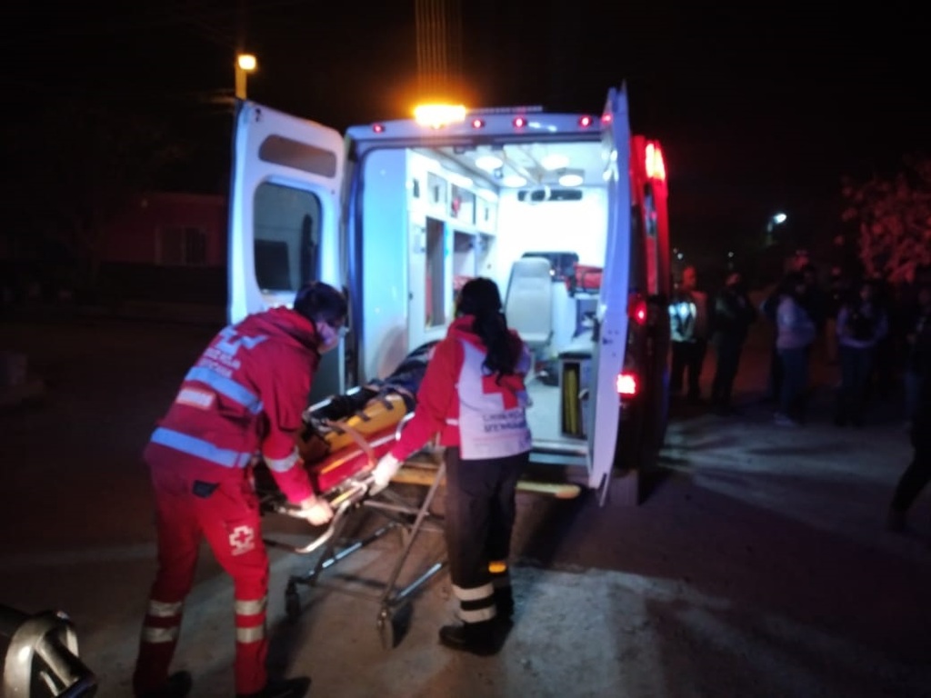 Los hombres lesionados fueron llevados a las instalaciones de la Cruz Roja. (EL SIGLO DE TORREÓN)