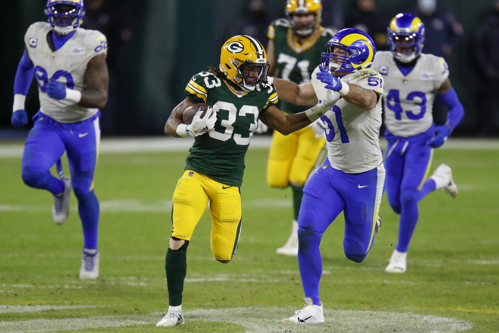 Aaron Jones durante una escapada en el juego de ayer, en el que Empacadores venció 32-18 a Carneros. (Especial) 