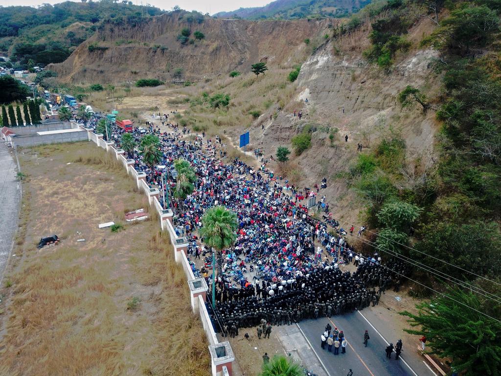Las fuerzas de seguridad de Guatemala detuvieron y reprendieron violentamente este domingo a una caravana migrante compuesta por miles de hondureños, que pretenden llegar a México y posteriormente a Estados Unidos en busca del sueño americano. (EFE)