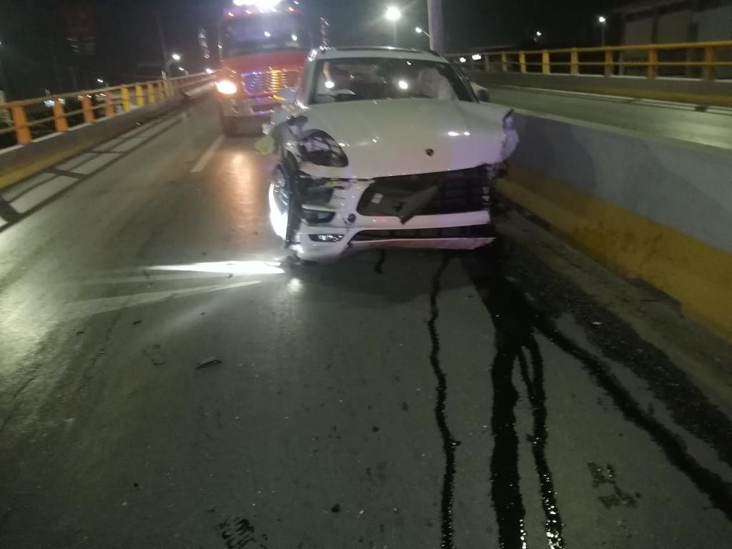 Un conductor impactó su vehículo de lujo contra los muros de contención en la parte alta del puente Diana Laura de la ciudad de Torreón. (EL SIGLO DE TORREÓN)