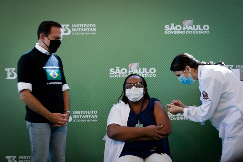 Brasil, uno de los países del mundo más afectados por la pandemia del coronavirus, aplicó este domingo en Sao Paulo la primera dosis de la vacuna contra la COVID-19 a una enfermera de 54 años, en momentos en los que el gigante latinoamericano enfrenta una segunda ola de la enfermedad. (EFE) 