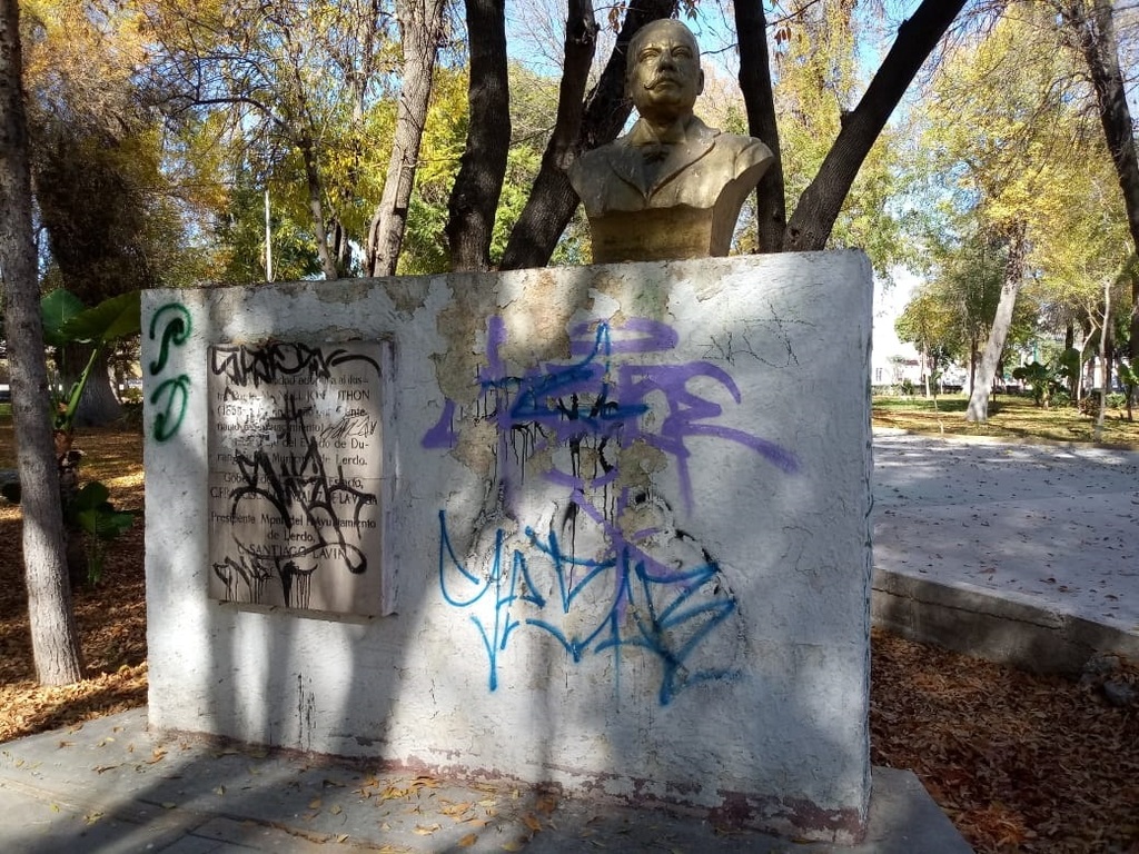 Todos los bustos con los que cuenta el Parque Victoria de Lerdo han sido objeto de la vandalización y de grafitis.
