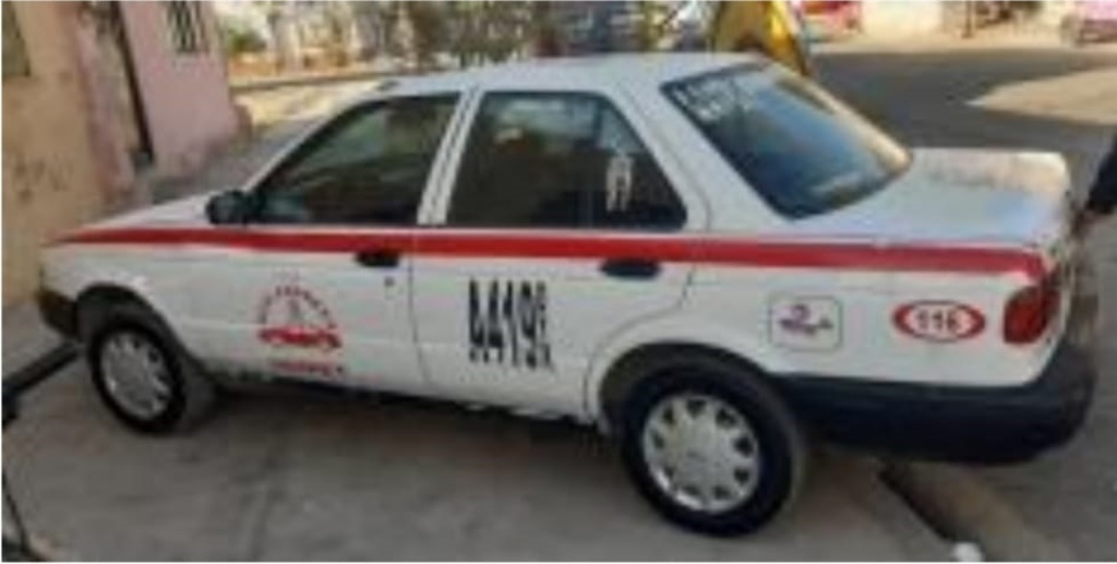 Se trata de un taxi de la marca Nissan, línea Tsuru, modelo 2016, de color rojo con blanco, de la base de Ecoexprés.