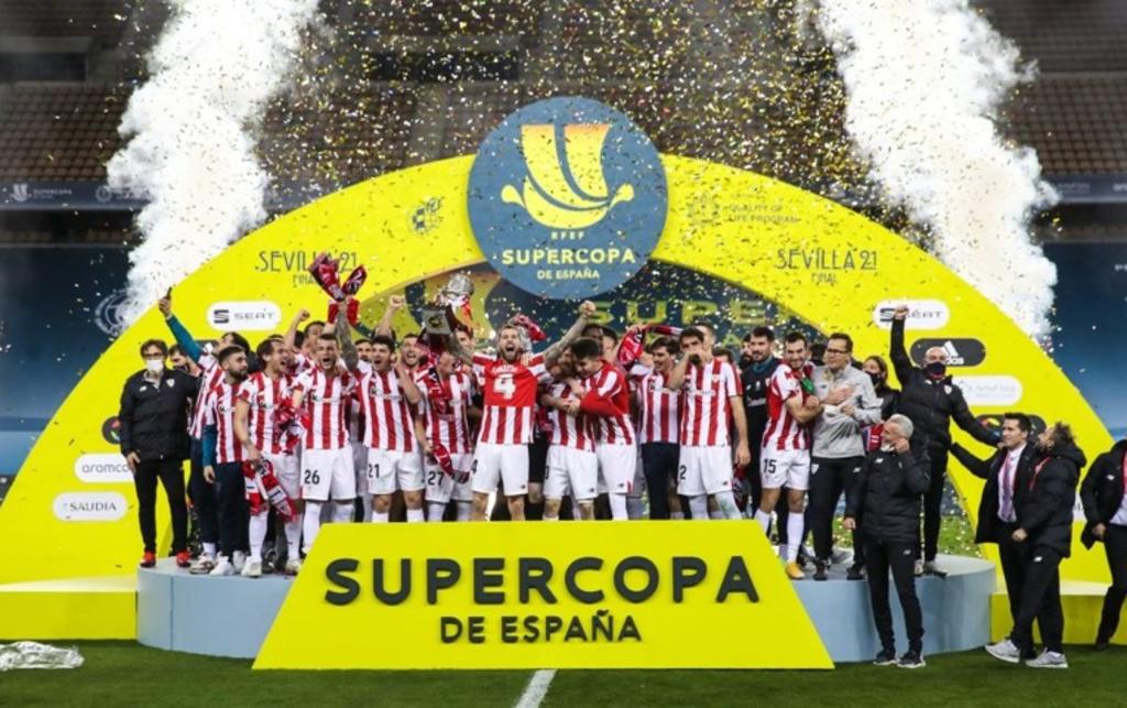 Athletic de Bilbao vino de atrás dos veces y derrotó en tiempo extra 3-2 al Barcelona, para conquistar la Supercopa de España. (AP)
