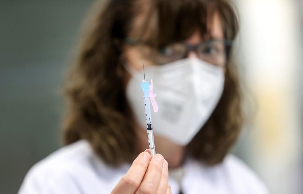 El Gobierno alemán indicó este lunes que no tiene previsto alterar su plan de vacunación después de que Noruega decidiese revisar el suyo por la muerte de una veintena de pacientes terminales inoculados con la fórmula de BioNTech/Pfizer. (ARCHIVO) 