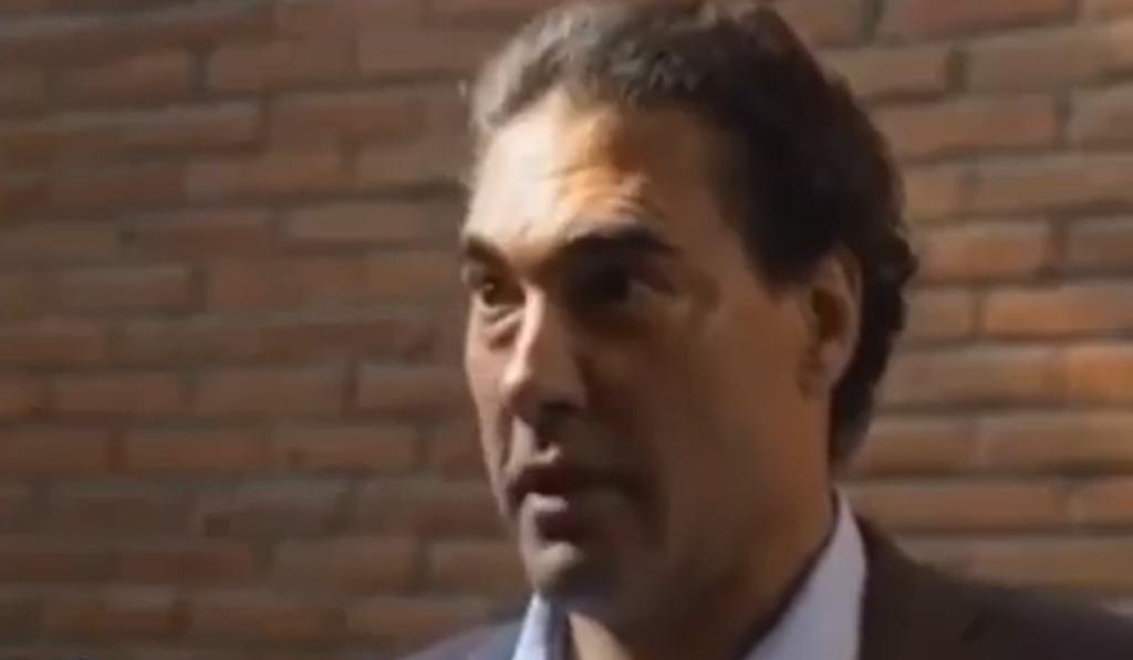 El actor Eduardo Yáñez protagonizó un incómodo momento frente a la prensa que lo entrevistó a su llegada al aeropuerto de la CDMX luego de dar nuevamente muestra de su carácter. (ESPECIAL) 