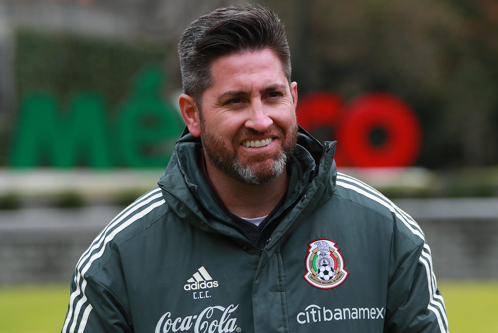 El entrenador Christopher Cuéllar ha dejado el banquillo de la selección femenina de México, anunció este lunes la Federación de Fútbol, aunque no explicó la causa. (ARCHIVO)