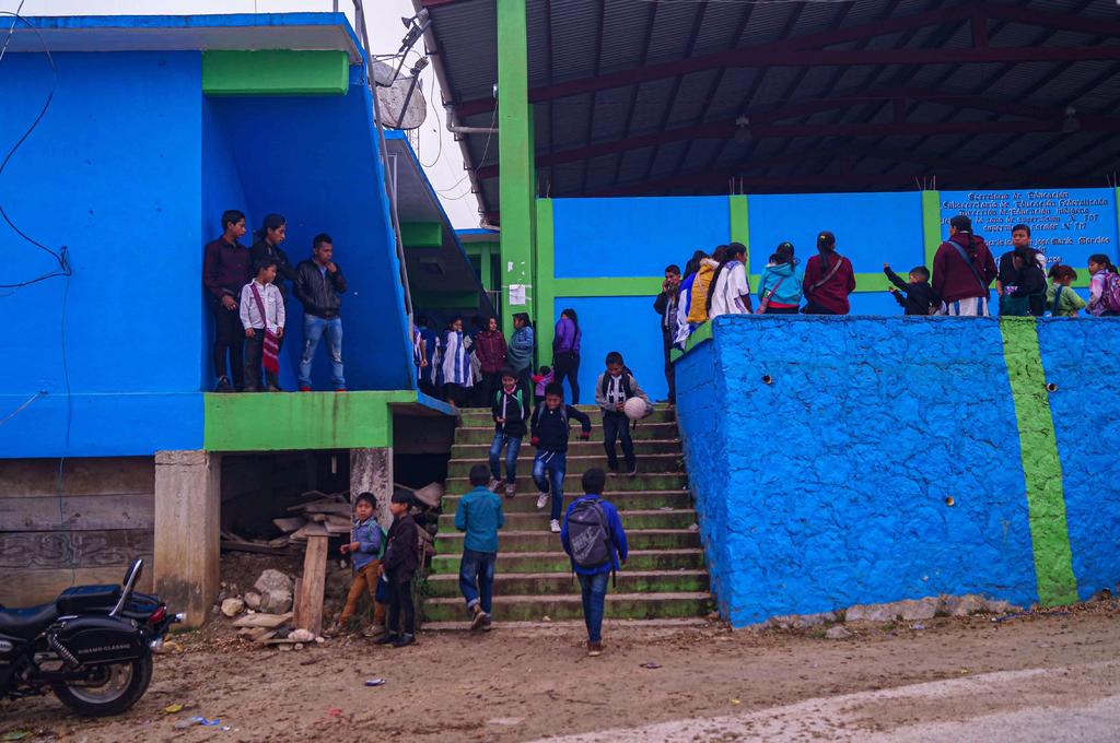 Los maestros del sureño estado mexicano de Chiapas siguieron con las clases presenciales este lunes pese a que la región volvió el fin de semana al semáforo epidemiológico amarillo, lo que indica un riesgo medio de contagios de COVID-19. (EFE)