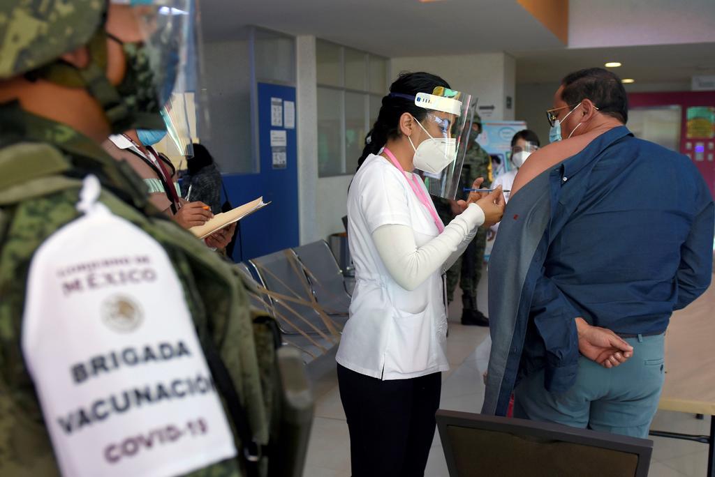 Al menos 101 personas de las 19 mil 500 que trabajan en el sector Salud y que recibieron una de las primeras dosis de la vacuna Pfizer contra el COVID-19 en la entidad, tuvieron reacciones alérgicas luego de aplicarse el biológico, de acuerdo con datos oficiales del Gobierno de Oaxaca. (ARCHIVO)