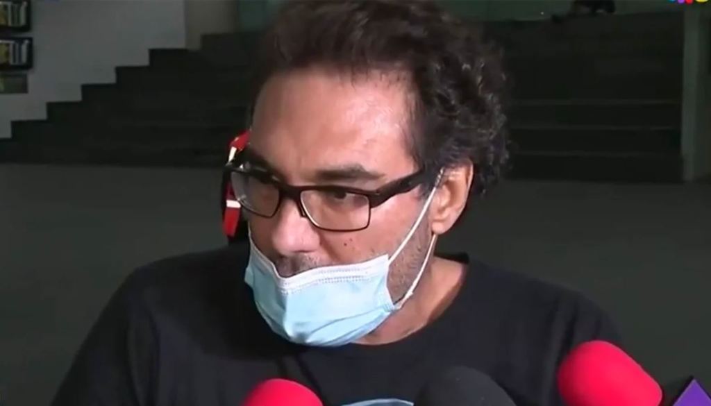 Se pone violento. El actor, Eduardo Yáñez, empujó el micrófono de un reportero tras ser cuestionado en el aeropuerto.