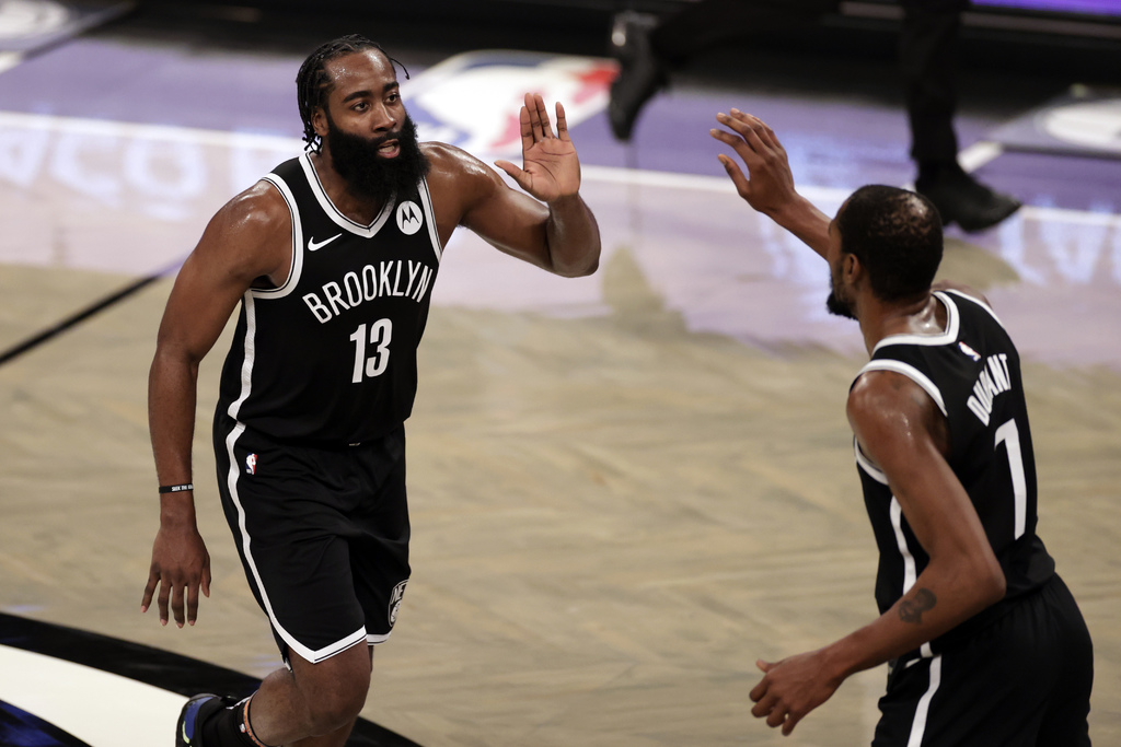 James Harden (i) y Kevin Durant anotaron 64 de los 125 puntos que necesitaron los Nets para derrotar a Bucks de Milwaukee. (AP)