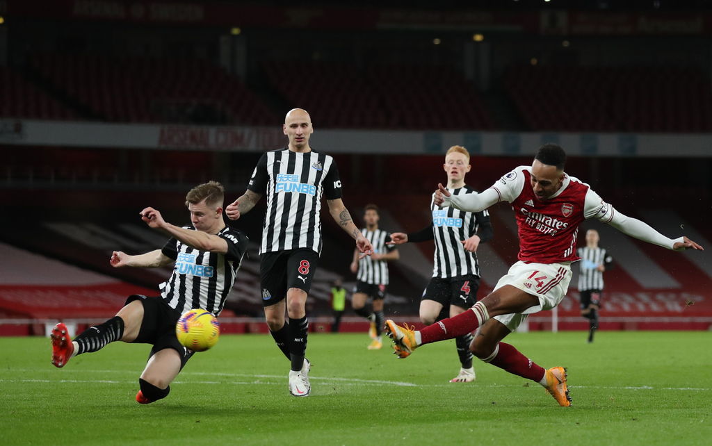 Pierre-Emerick Aubameyang marca uno de sus dos tantos, en la victoria del Arsenal 3-0 sobre Newcastle. (EFE)