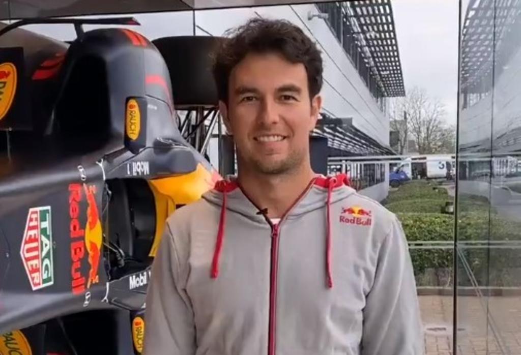 Sergio Pérez y Red Bull Racing sorprendieron la mañana de este martes a sus seguidores de redes sociales al mostrar la primera visita del piloto mexicano al Milton Keynes, la base de la escudería en la que correrá a partir de este 2021. (ESPECIAL)
