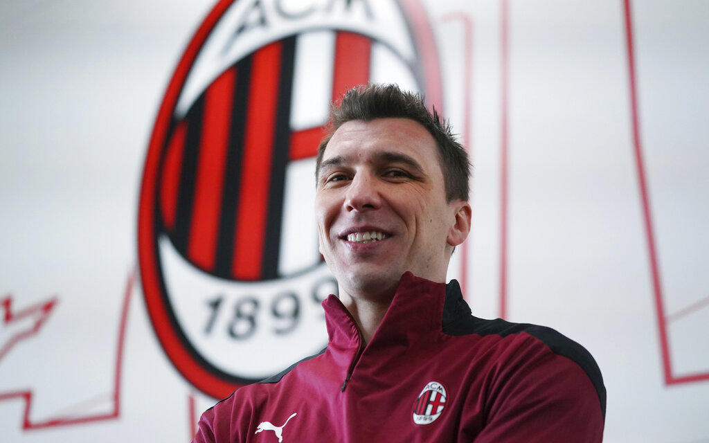 El Milan anunció el martes el fichaje del veterano delantero croata Mario Mandžukić, dándole otro socio a Zlatan Ibrahimovic en el ataque del equipo que marcha en la cima de la liga italiana. (AGENCIAS / AP)