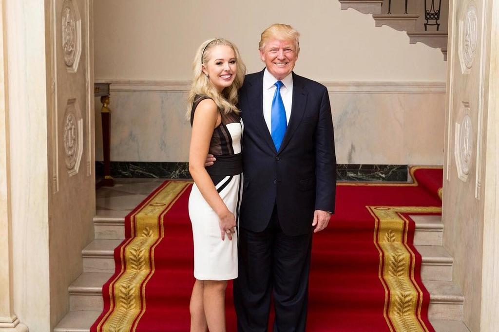 Tiffany Trump, hija del presidente de Estados Unidos, Donald Trump, anunció este martes su compromiso de matrimonio durante el último día de su padre en la Casa Blanca publicando una foto de pareja tomada en su interior.  (ESPECIAL) 