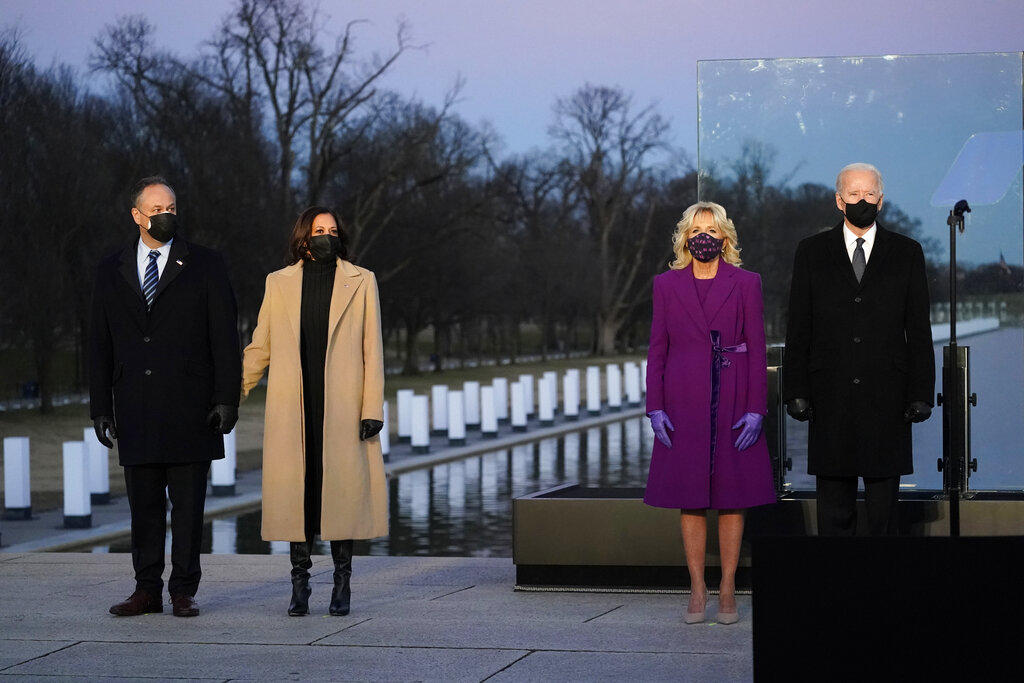 El presidente electo de Estados Unidos, Joe Biden, y la vicepresidenta electa, Kamala Harris, homenajearon este martes a las más de 400,000 víctimas mortales que ha dejado la pandemia en el país, en la víspera de su investidura en Washington. (AGENCIAS / AP )
