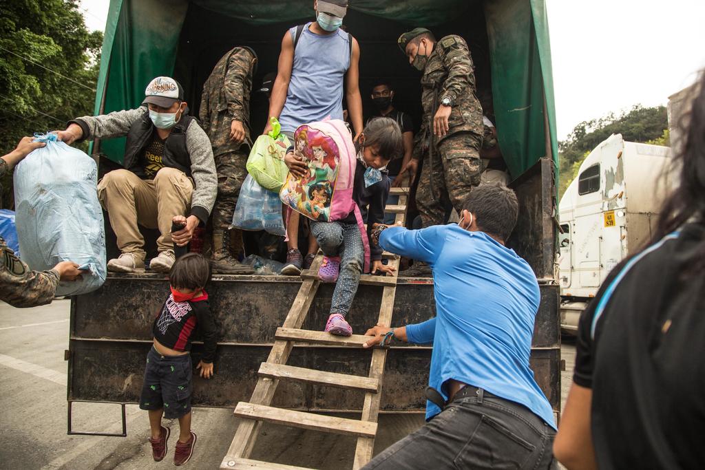 Pequeños grupos de migrantes hondureños han arribado en las últimas horas a la frontera entre México y Guatemala, tras burlar a las fuerzas de la Policía Nacional Civil y al Ejército de Guatemala para intentar ingresar a territorio mexicano. (ARCHIVO)