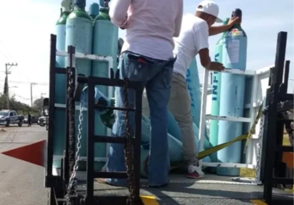 Un camión que transportaba más de una veintena de tanques de oxígeno fue recuperado en San Antonio Xahuento, por policías estatales, municipales, así como autoridades federales, que implementaron un operativo de búsqueda tras recibir una llamada de auxilio al 911, informaron autoridades de la Secretaría de Seguridad del Estado de México (SSEM). (ESPECIAL)