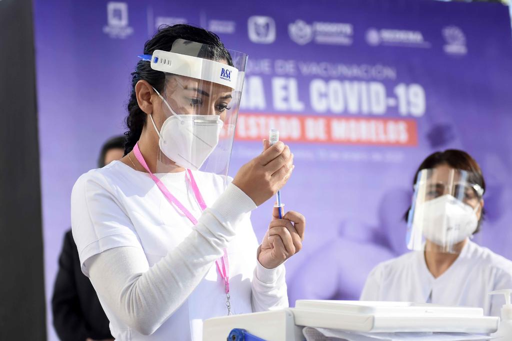 Cuatro dosis de la vacuna contra el nuevo coronavirus fueron robadas de un hospital público de la ciudad de Cuernavaca, al sur de la Ciudad de México, probablemente por un empleado del hospital o con la ayuda de un empleado, informó el martes la Secretaría de la Defensa Nacional. (ARCHIVO)