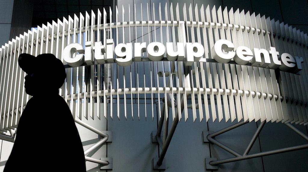 Citigroup decidió liberar unos 1,500 millones de sus reservas para cubrir pérdidas crediticias debido a 'la mejora en las previsiones del PIB global' y despidió el año con unos 10,000 millones adicionales en este concepto. (ARCHIVO) 