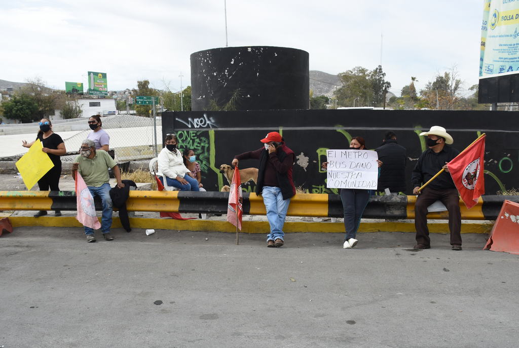 Con pancartas, los manifestantes denunciaron daños en el sistema de conducción de agua potable. (JESÚS GALINDO)