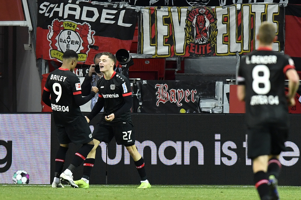 Florian Wirtz (27) celebra tras anotar el gol del triunfo del Bayer Leverkusen 2-1 sobre Borussia Dortmund. (AP)