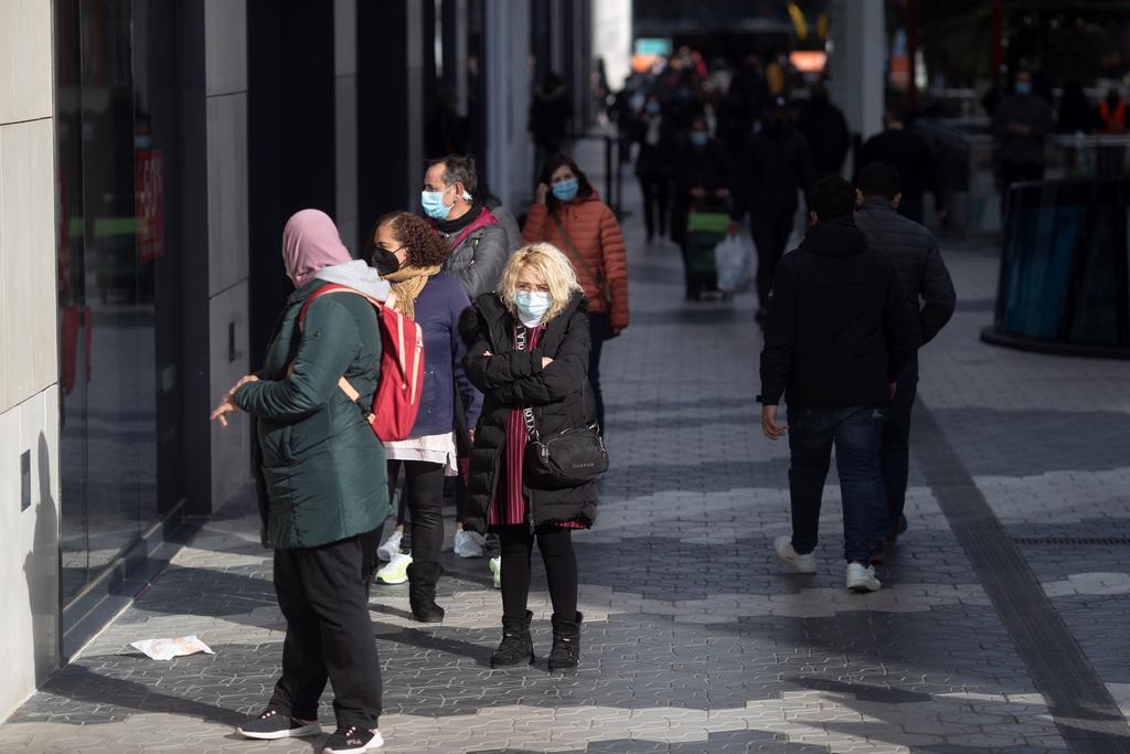 El Ministerio español de Sanidad notificó hoy otros 41,576 positivos de COVID-19 y 464 fallecidos más, con una incidencia de contagios que vuelve a subir y se sitúa en 736.2 casos por cada 100,000 habitantes en 14 días, 22 puntos más que ayer. (ARCHIVO) 
