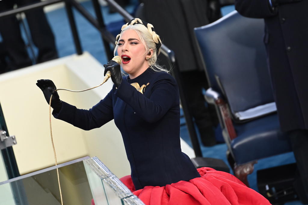 Lady Gaga interpreta el himno nacional de los Estados Unidos durante la investidura de Joe Biden. (EFE)