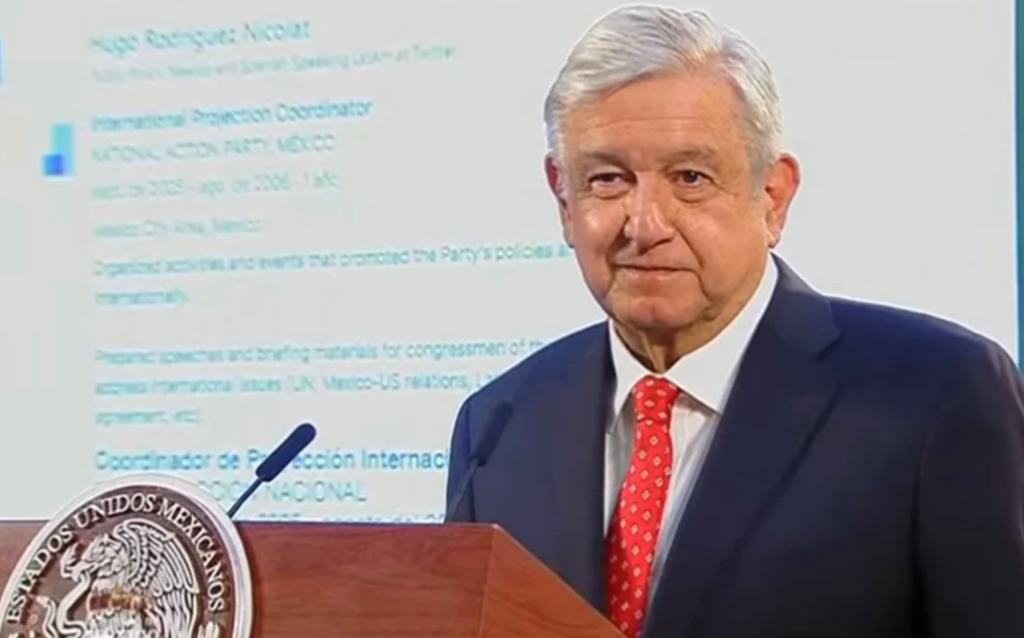 En su conferencia en Palacio Nacional, López Obrador mostró parte del currículum de Rodríguez Nicalat, quien dijo fue asesor de un 'senador famosísimo' del PAN y colaboró en el equipo de transición del expresidente Felipe Calderón.
(CAPTURA DE PANTALLA)