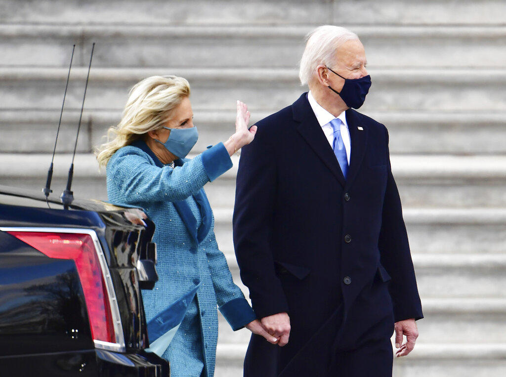 El presidente 46 de Estados Unidos arriba a la Casa Blanca acompañado de su esposa Jill, para dar paso a parte de las celebraciones para honrar la llegada de su Administración. (INTERNACIONAL)
