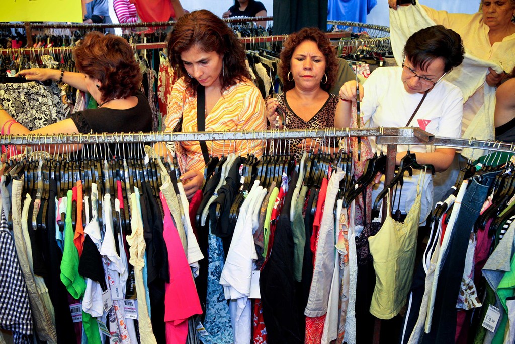 La venta de ropa y calzado tuvo una caída hasta del 27 por ciento, según el reporte de la ANTAD. (ARCHIVO) 