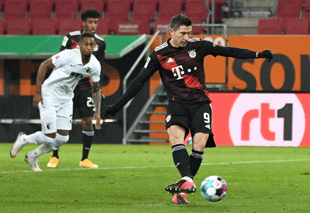 Robert Lewandowski anotó de penal el único gol del partido, en la victoria del Bayern Múnich sobre Augsburgo. (EFE)
