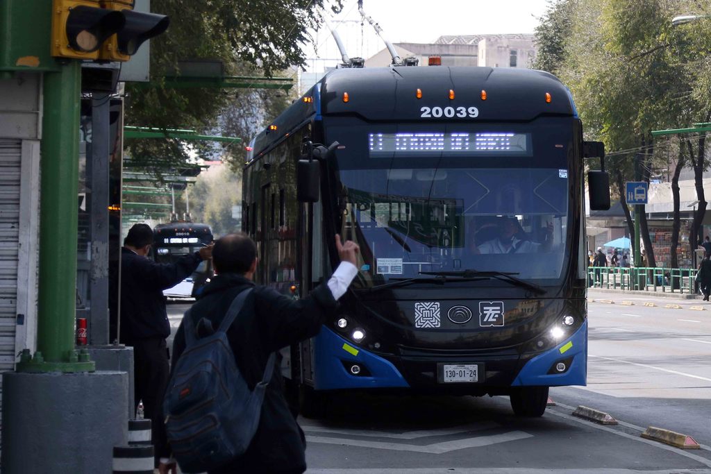 Empresas que prestan el servicio de Metrobús en CDMX aseguran que pierden dinero.