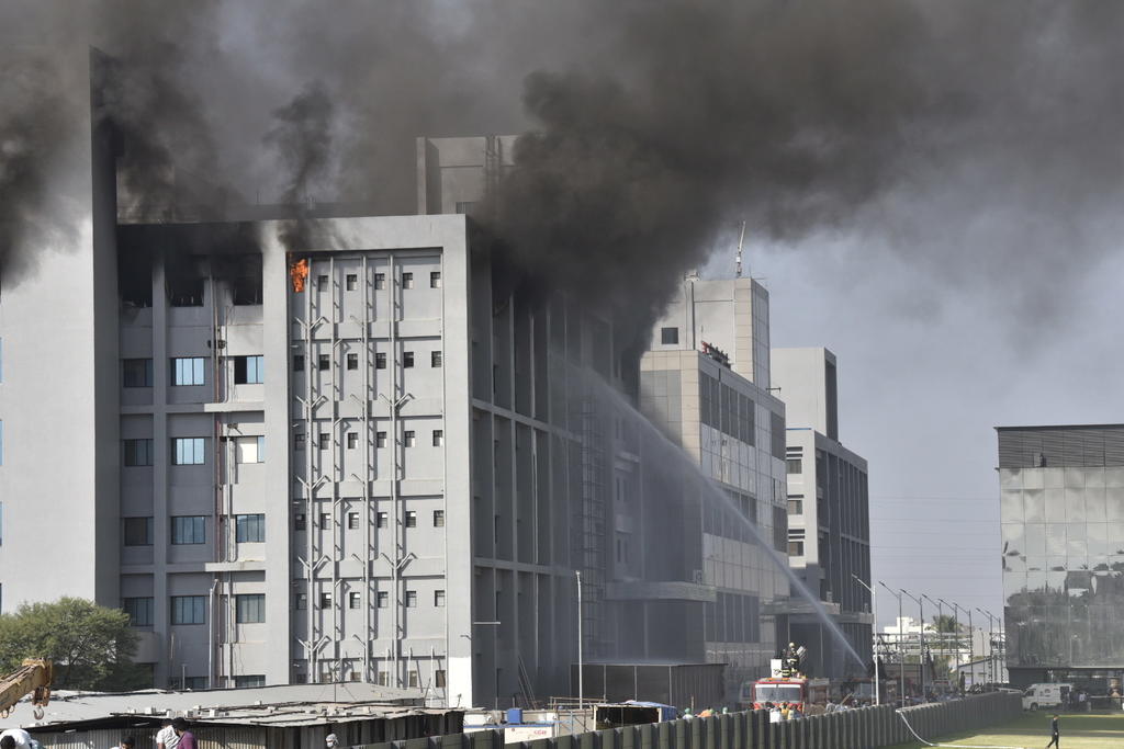 Las imágenes mostraron grandes columnas de humo saliendo del complejo mientras los bomberos trataban de extinguir las llamas en Pune, en el estado de Maharashtra, en el sur de India.
(EFE)