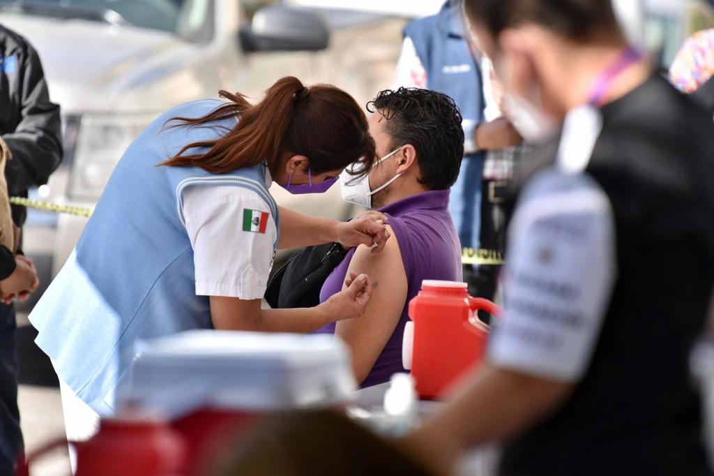 En el Hospital General del ISSSTE 'Dr. Francisco Galindo Chávez' de Torreón, se acondicionaron células de vacunación al exterior de la clínica, sobre la avenida Allende.
(ERICK SOTOMAYOR)