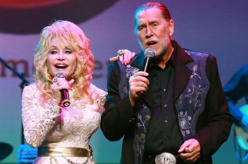 Randy Parton, quien cantaba y actuaba junto a su hermana Dolly Parton, así como en el parque temático de pesta, Dollywood, falleció. Tenía 67 años.  (ESPECIAL) 
