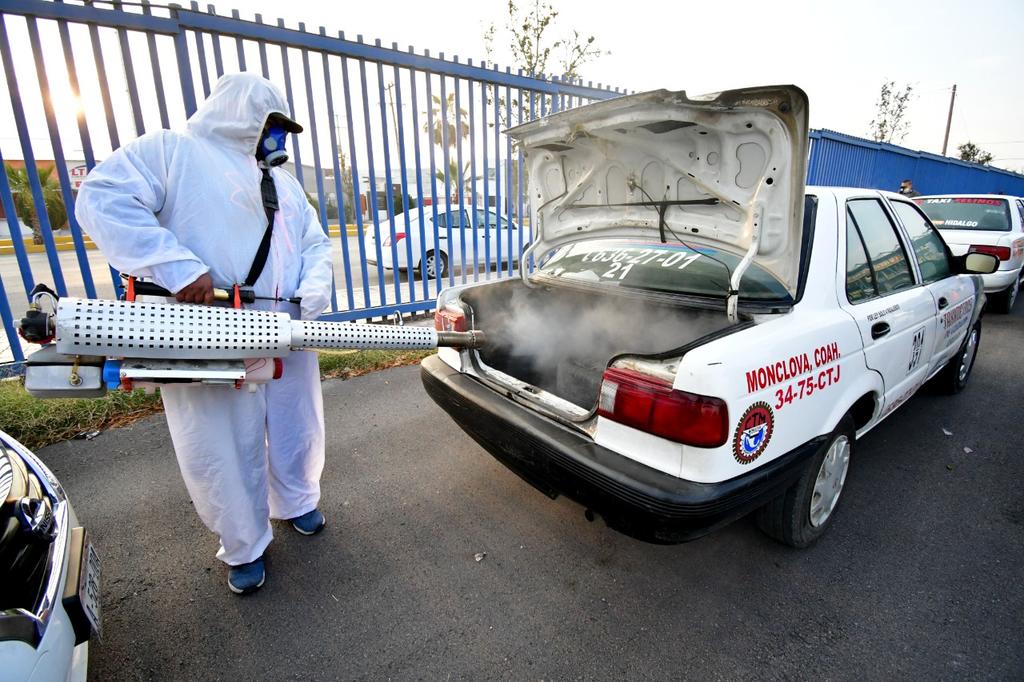 Autoridades municipales de salud y dirigentes gremiales de taxistas realizaron la sanitización de los automóviles de alquiler que operan bajo concesión en Monclova(EL SIGLO COAHUILA)
