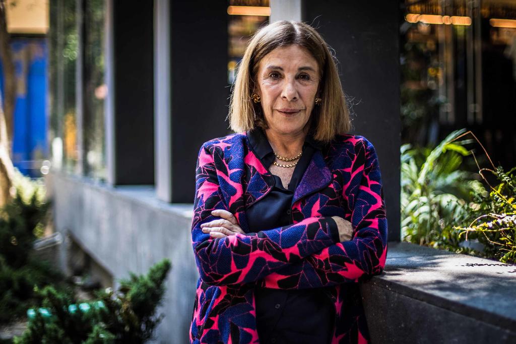 La periodista y escritora, Sabina Berman, cuestionó en redes sociales el plan de vacunación contra COVID-19 del Gobierno Federal, pues expresó que nadie responde sobre las listas y fechas de inmunización. (ARCHIVO)