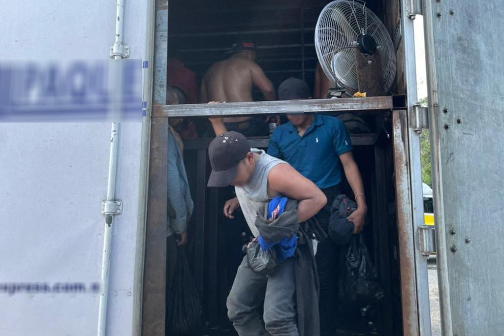 Agentes de la Guardia Nacional (GN) y del Instituto Nacional de Migración (INM) de México rescataron este jueves a 128 migrantes centroamericanos que viajaban en la caja de un tráiler cuando transitaba por una carretera del oriental estado mexicano de Veracruz. (EFE)