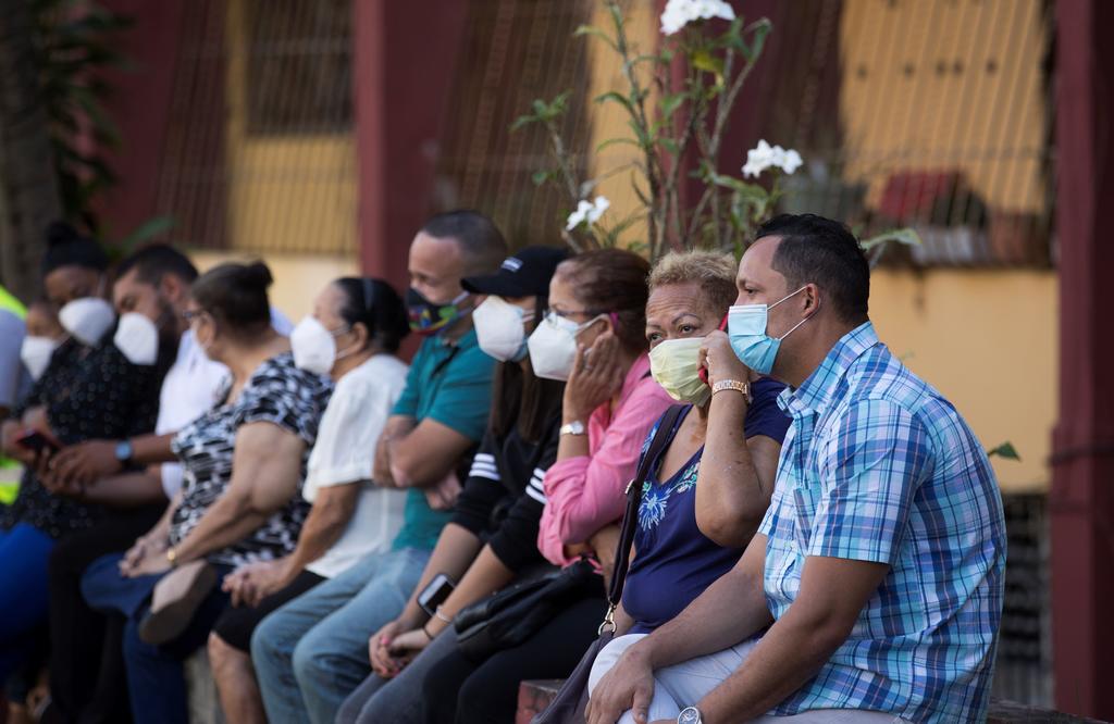 La Organización Mundial de la Salud (OMS) registró 610,000 nuevos casos de COVID-19 en la última jornada, lo que eleva el total de contagiados a nivel global a 96 millones, mientras que las personas que han recibido al menos una dosis de vacuna suman casi 60 millones, según las cifras de las redes sanitarias nacionales. (EFE) 
