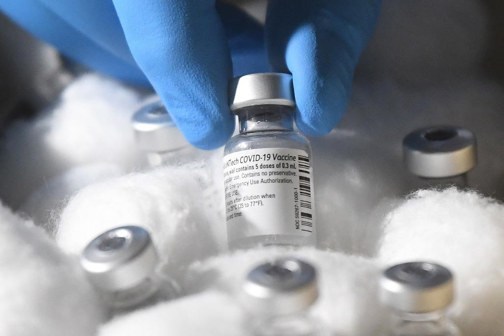 La Organización Mundial de la Salud y las farmacéuticas Pfizer y BioNTech anunciaron hoy un acuerdo para distribuir 40 millones de dosis de la vacuna anticovid de ambas firmas a través de la plataforma COVAX, creada por la OMS para distribuir esos productos en el mundo pensando en los países pobres. (ARCHIVO) 
