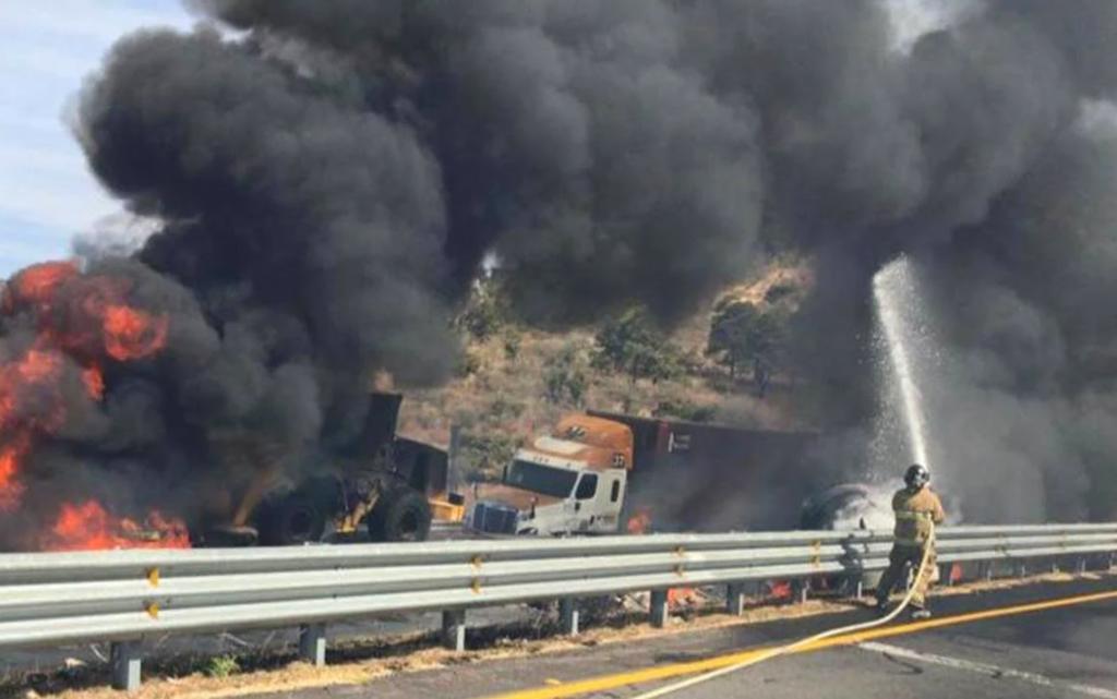 La colisión se registró sobre el kilómetro 200, a la altura del municipio de Zinapécuaro, en la que estuvieron involucradas dos pipas y tres automóviles particulares.
(ESPECIAL)