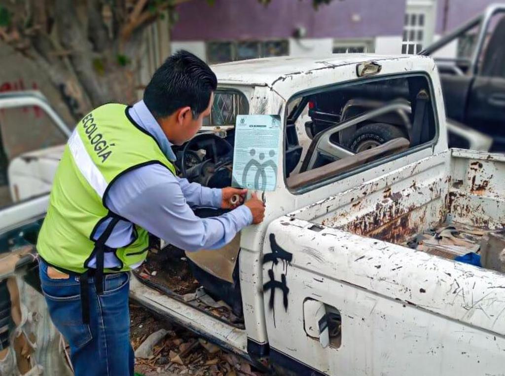 La Dirección de Ecología y Medio Ambiente continúa con el programa para retirar de la vía pública vehículos en condiciones de abandono y convertidos en “chatarra”, como parte de las acciones de combate a la contaminación ambiental y de mejoramiento de la imagen urbana. (ARCHIVO)