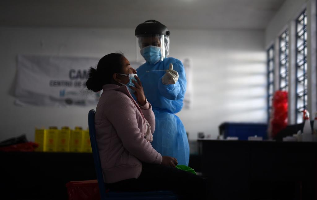 La capital de Guatemala se ha convertido en el principal foco de contagios de la enfermedad en el país centroamericano y exhibe según la última actualización de este viernes una alarmante incidencia acumulada de 2,226.3 contagios por cada 100,000 habitantes. (ESPECIAL)