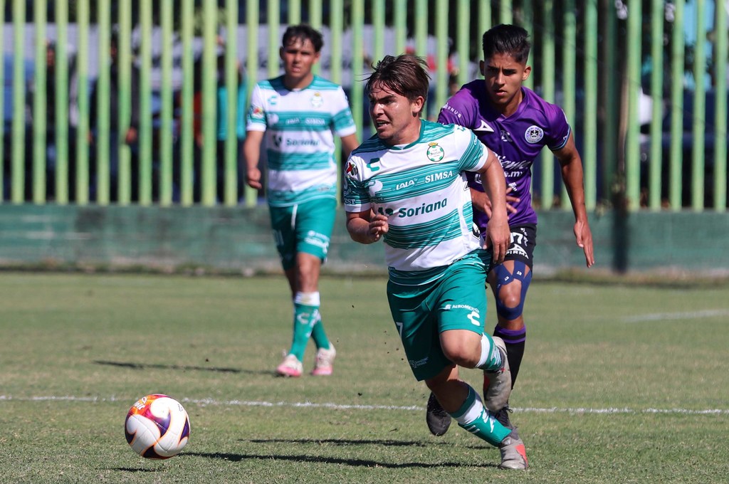 En el Deportivo Juárez de Mazatlán, Sinaloa, se vieron buenos duelos de futbol, donde los goles hicieron su acto de aparición. (CORTESÍA SANTOS)