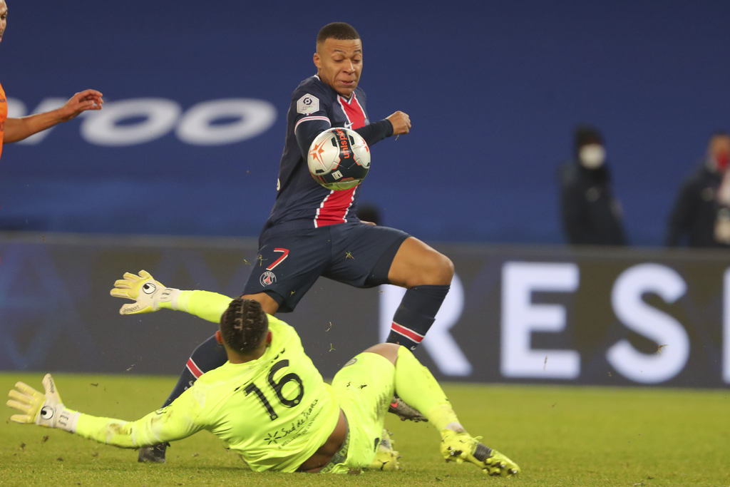 Kylian Mbappé anota el primer tanto del partido, en la victoria del Paris Saint-Germain 4-0 sobre Montpellier. (AP)